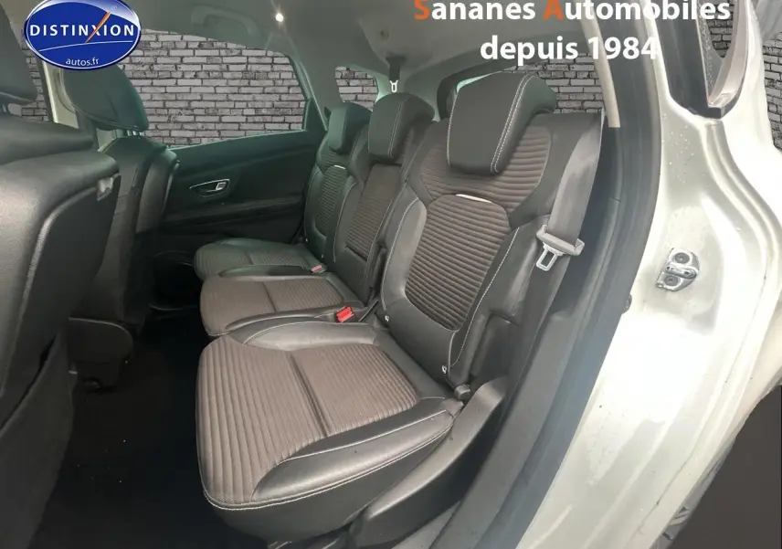 Vue intérieure côté droit sur les sièges arrière en sellerie mixte TEP/tissu carbone foncé d’un Renault Scénic blanc.