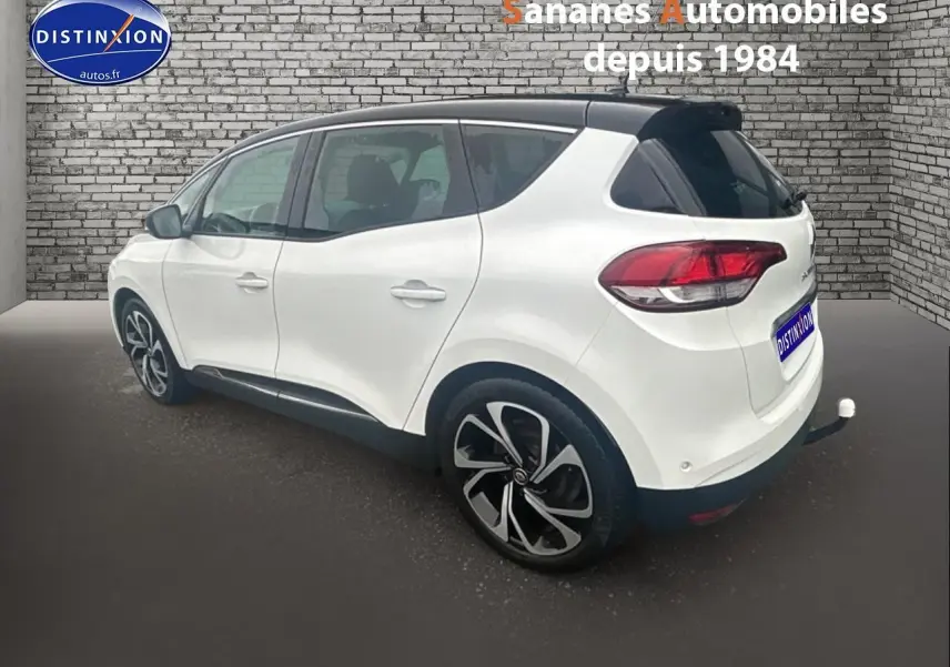 Renault Scenic blanc nacré vue 3/4 arrière droit avec toit noir étoilé et jantes alliage 20 pouces.