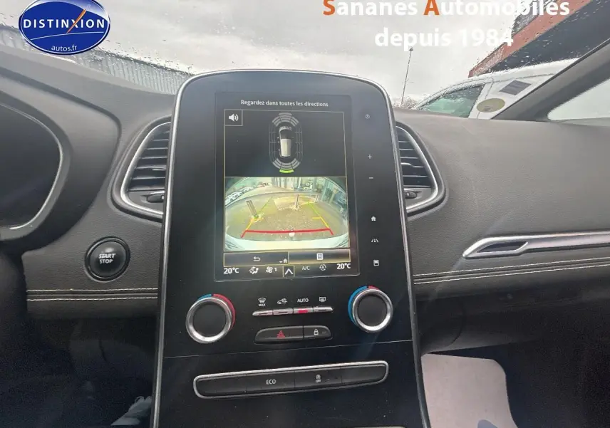 Vue intérieure centrée sur la console centrale du Renault Scenic blanc 2020 avec écran tactile affichant la caméra de recul.