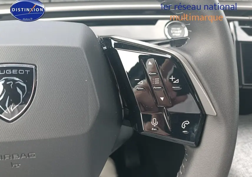 Gros plan sur le volant cuir multifonction du Peugeot 3008 bleu, avec commandes audio et téléphone intégrées.