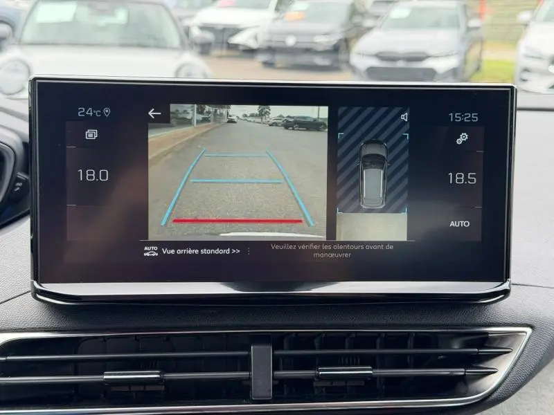 Écran multimédia du Peugeot 3008 2024 montrant la caméra de recul et l'affichage de la température intérieure.