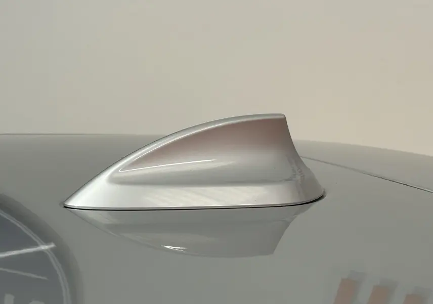 Antenne requin grise en gros plan sur le toit d'une BMW Série 1 16d Edition Business 2014.