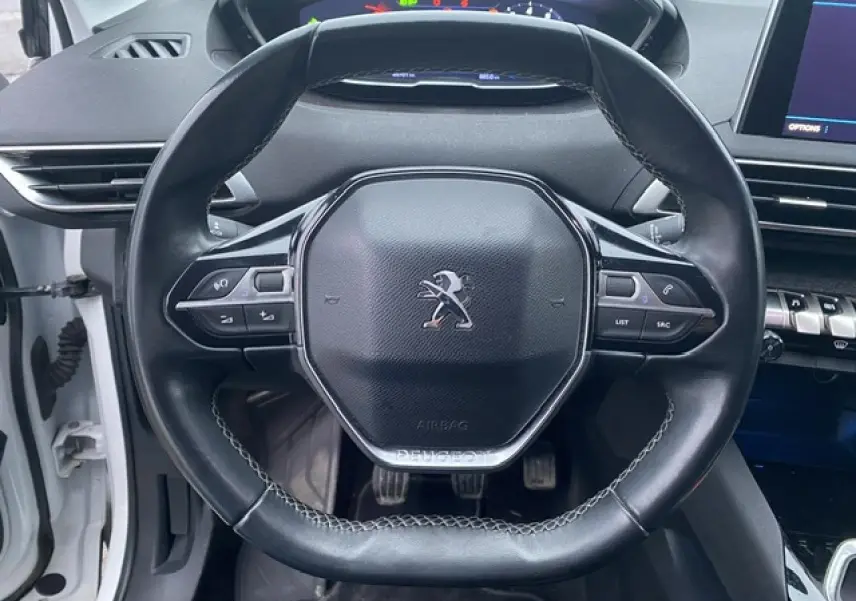 Volant compact noir de Peugeot 3008 2017 essence blanc, avec commandes multifonctions et tableau de bord numérique.