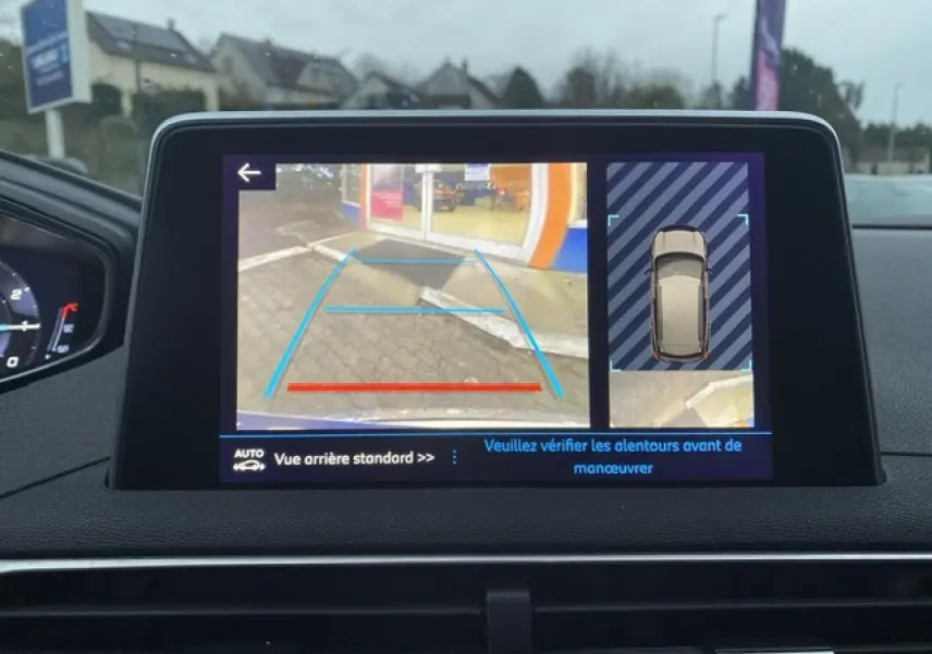 Écran tactile du Peugeot 3008 blanc montrant la caméra de recul avec aide au stationnement et vue 360° du véhicule.