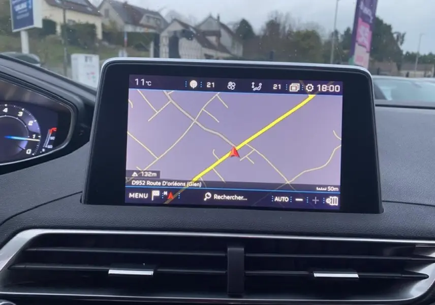Écran tactile central affichant la navigation GPS dans l’habitacle du Peugeot 3008 blanc, vue intérieure avant.