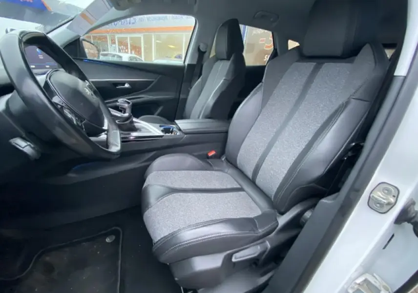 Vue intérieure côté conducteur du Peugeot 3008 blanc 2017 avec sellerie TEP et tissu gris et noir.