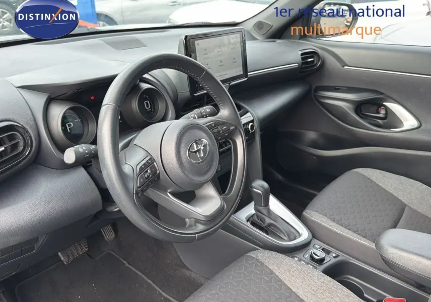 Intérieur noir de la Toyota Yaris Cross 116h Design AWD-i 2023, vue côté conducteur avec tableau de bord et écran tactile.