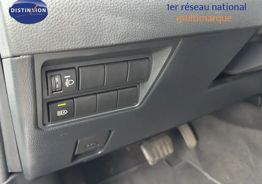 Gros plan sur les commandes d'éclairage et l'intérieur noir du Toyota Yaris Cross 116h Design AWD-i 2023.