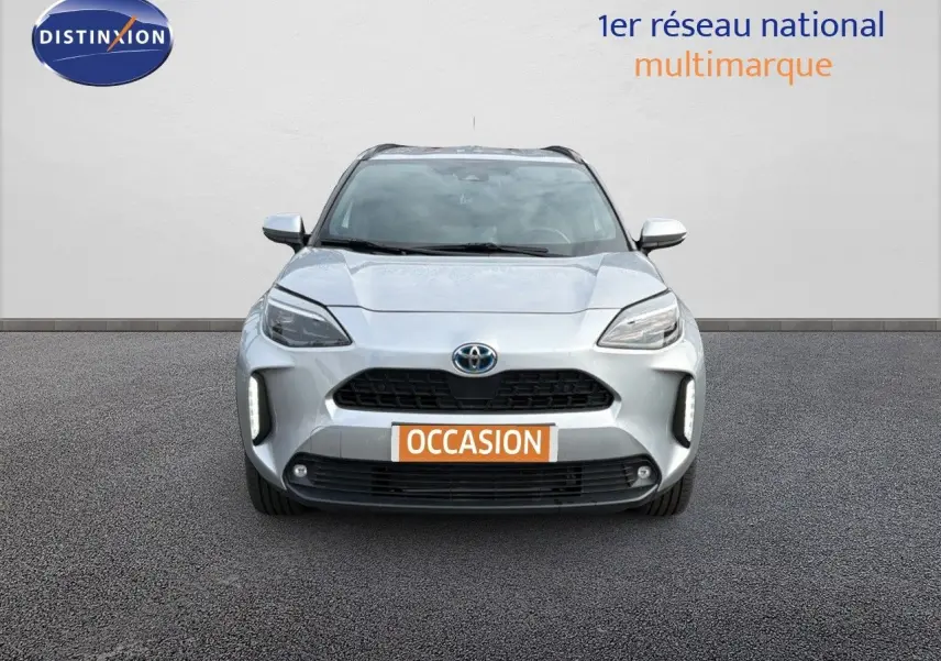Vue frontale d'une Toyota Yaris Cross 116h Design AWD-i 2023 en gris minéral avec feux LED et calandre noire.