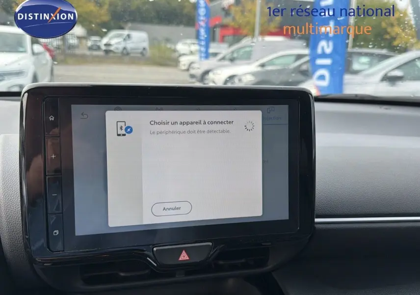 Tablette tactile centrale affichant un menu de connexion Bluetooth dans l'habitacle d'une Toyota Yaris Cross 2023.