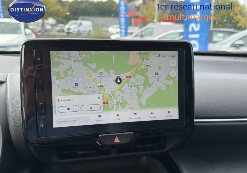 Écran tactile central affichant la navigation GPS dans l'habitacle noir d'une Toyota Yaris Cross gris minéral.