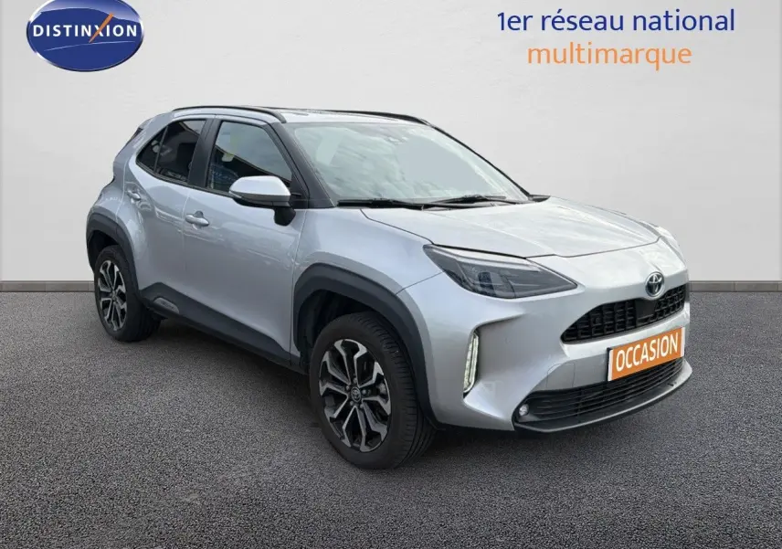 Toyota Yaris Cross gris minéral vue 3/4 avant droit avec jantes alliage et calandre noire distinctive.