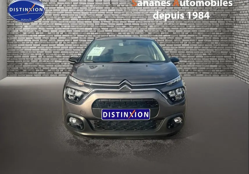 Vue avant d'une Citroën C3 1.5 BlueHDi 2023 gris foncé avec projecteurs antibrouillard et calandre distinctive.