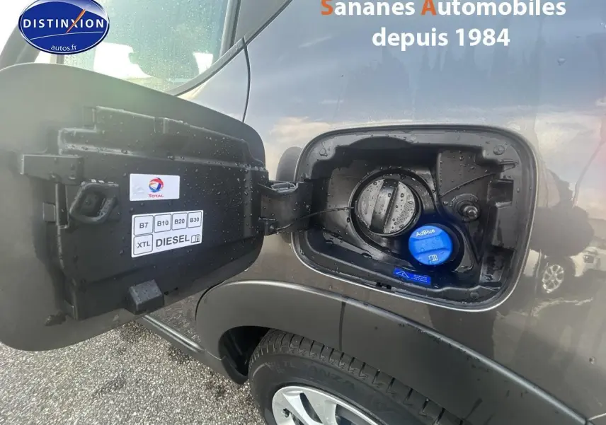 Trappe à carburant ouverte côté gauche sur Citroën C3 gris foncé 2023, bouchon AdBlue visible et étiquette diesel.