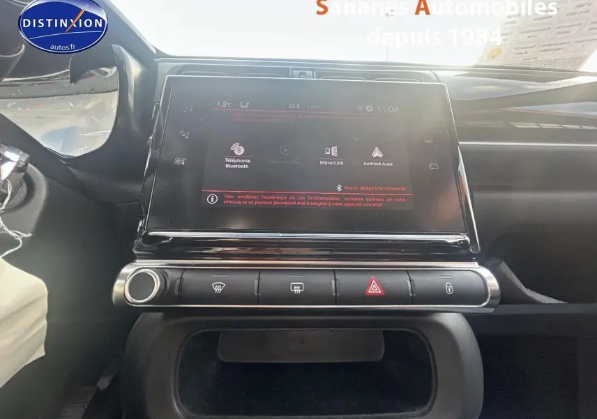 Vue centrée sur la tablette tactile 7 pouces du tableau de bord de la Citroën C3 gris foncé 2023.