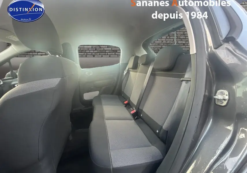 Vue intérieure arrière côté droit de la Citroën C3 2023 gris foncé, montrant les sièges arrière en tissu Mica Grey.