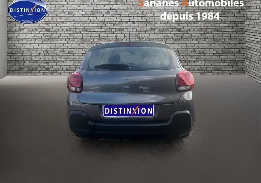 Vue arrière d'une Citroën C3 1.5 BlueHDi 100 Feel Business gris foncé, avec feux arrière arrondis et pare-chocs noir.