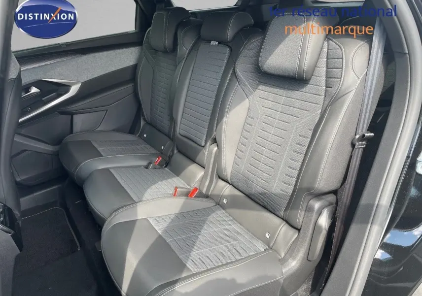 Vue latérale des sièges arrière en cuir noir et tissu gris du Peugeot 5008 Hybrid 2025, porte ouverte côté droit.