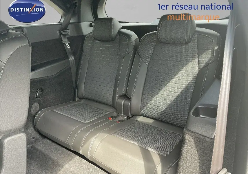Vue intérieure sur la banquette arrière en cuir noir du Peugeot 5008 HYBRID 136CH E-DCS6 GT 2025.