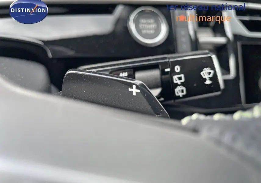 Gros plan sur la palette de changement de vitesse "+" côté droit du volant d'un Peugeot 5008 noir métal 2025.