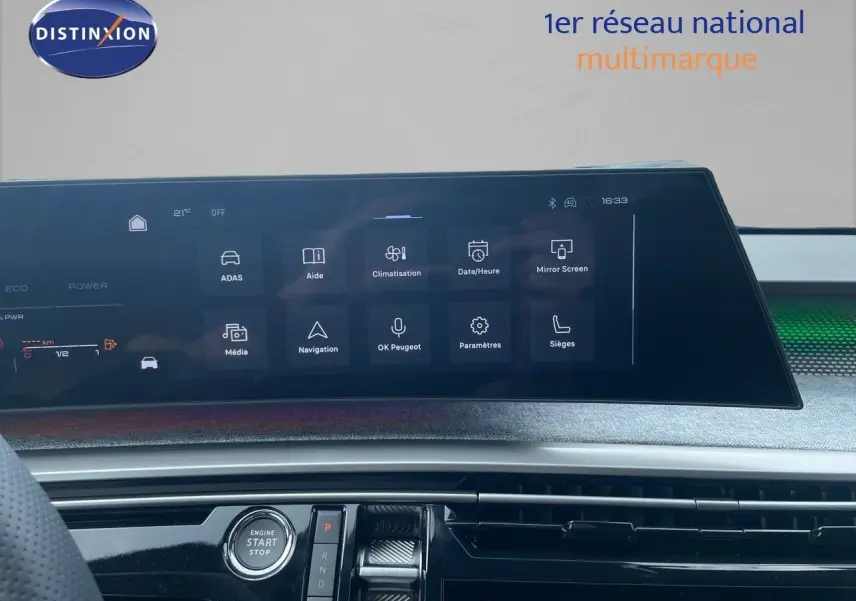 Vue intérieure du tableau de bord du Peugeot 5008 Hybrid 136ch GT 2025 avec écran tactile central et bouton start/stop.