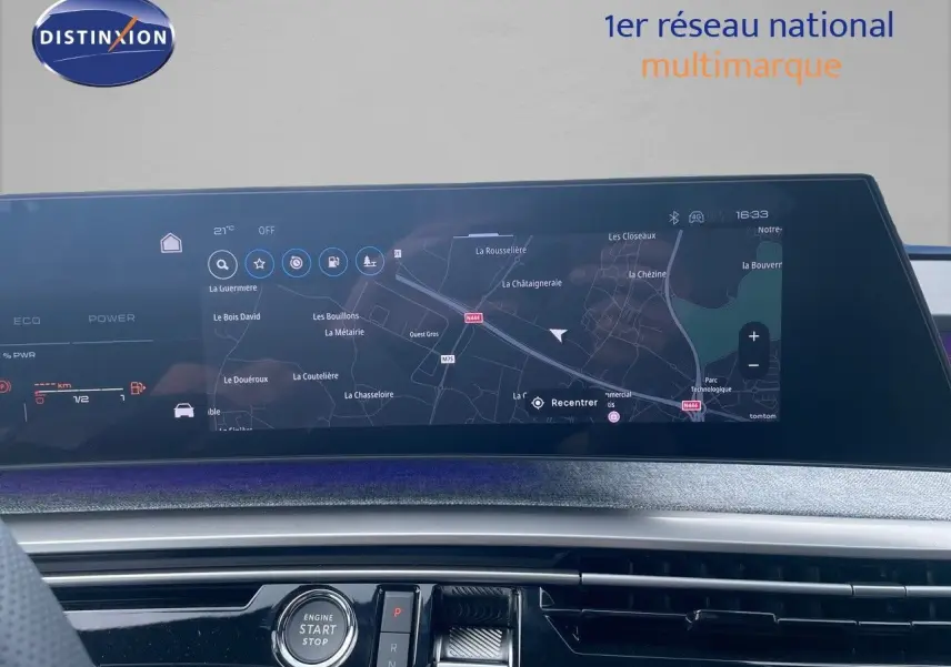 Écran tactile de navigation du tableau de bord du Peugeot 5008 Hybrid noir métal, affichant une carte détaillée.