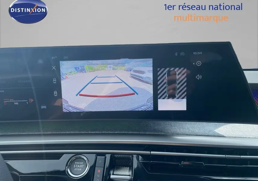 Écran central affichant la caméra de recul du Peugeot 5008 noir métal, vue intérieure sur la console avant.