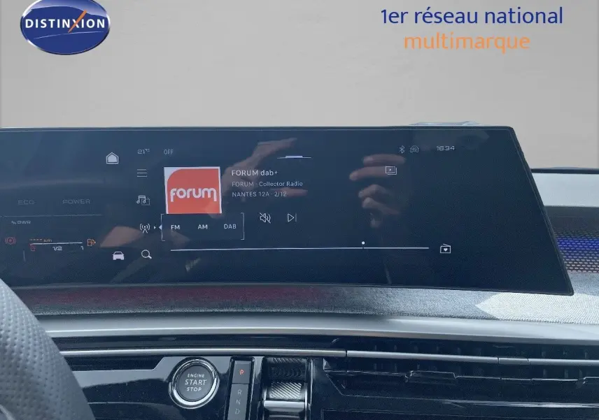 Écran tactile central affichant la radio DAB dans l’habitacle moderne du Peugeot 5008 noir métal 2025.