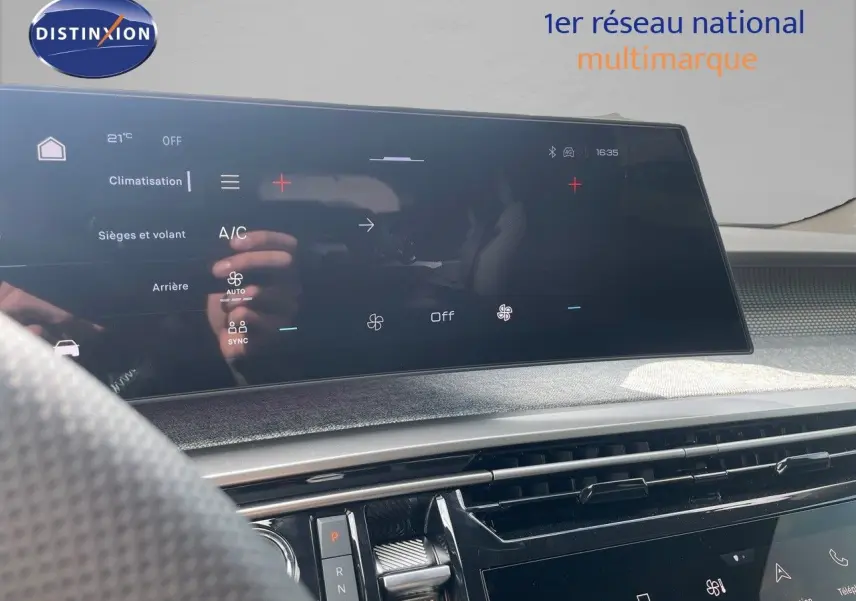 Écran tactile central affichant la climatisation dans l'habitacle du Peugeot 5008 noir métal, vue depuis le siège conducteur.