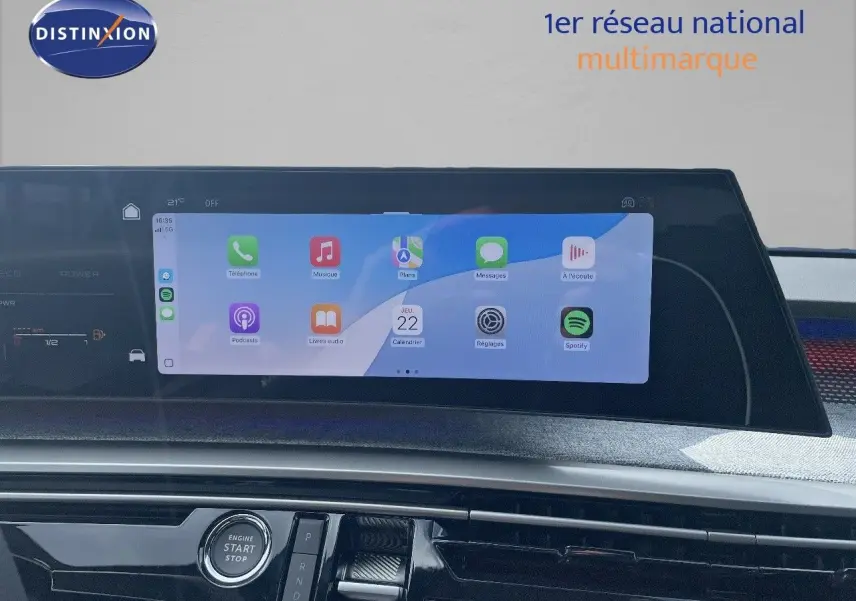 Écran tactile central affichant des applications connectées dans l'habitacle moderne d'un Peugeot 5008 noir métal.