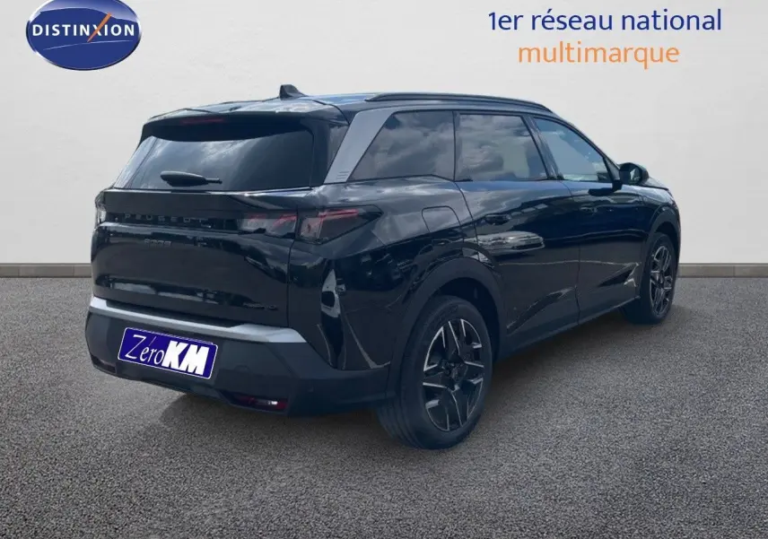 Vue 3/4 arrière droite du Peugeot 5008 HYBRID 136CH GT noir métal avec jantes bi-ton et vitres teintées.