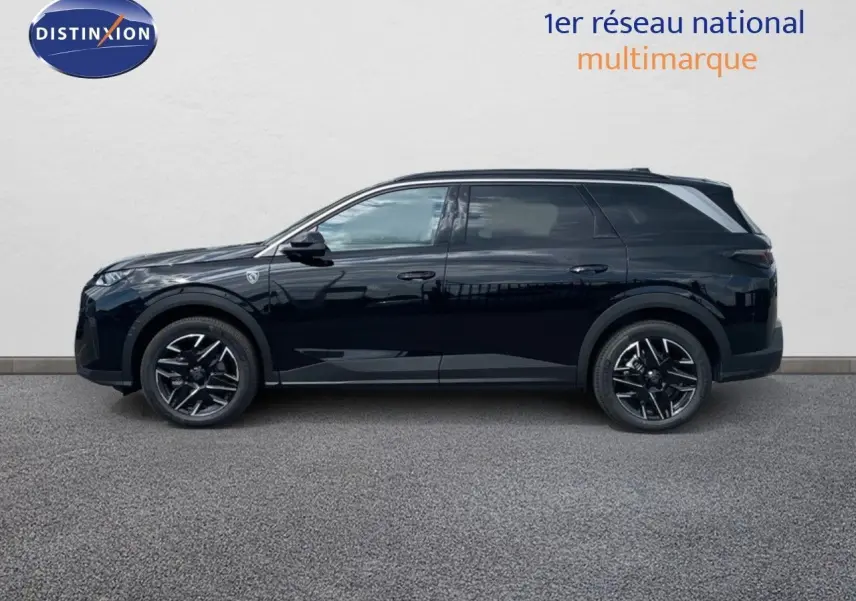 Profil côté gauche du Peugeot 5008 Hybrid 136ch GT noir métal 2025 avec jantes alliage bicolores.