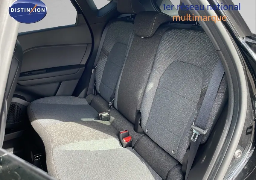 Banquette arrière en tissu gris du Renault Captur 2025 vue côté droit avec portière ouverte et ceinture de sécurité visible.