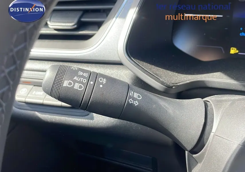 Gros plan sur la commande des phares et clignotants à gauche du volant du Renault Captur noir étoile métal 2025.