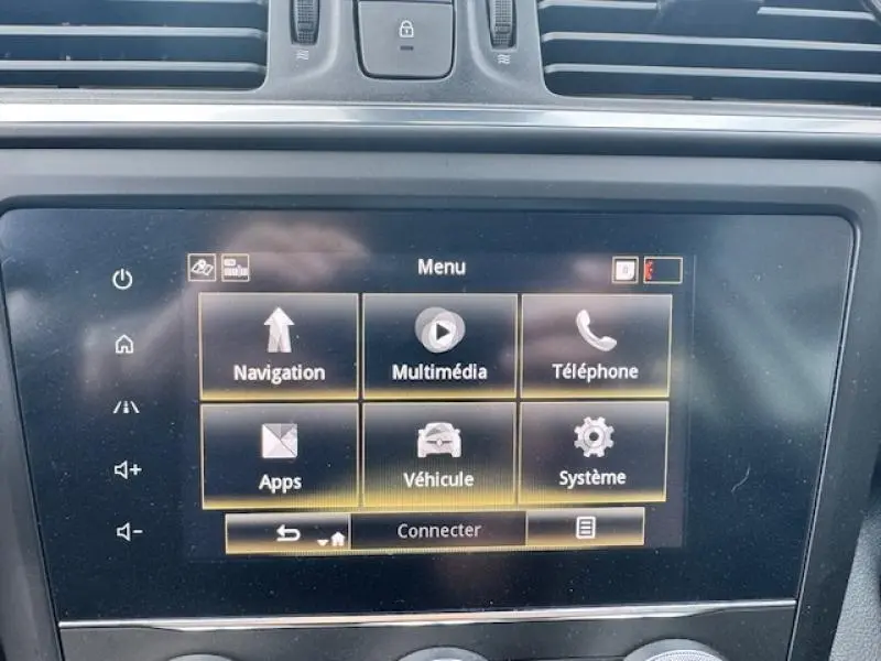 Écran tactile central du tableau de bord du Renault Kadjar 2020 montrant le menu principal multimédia et navigation.