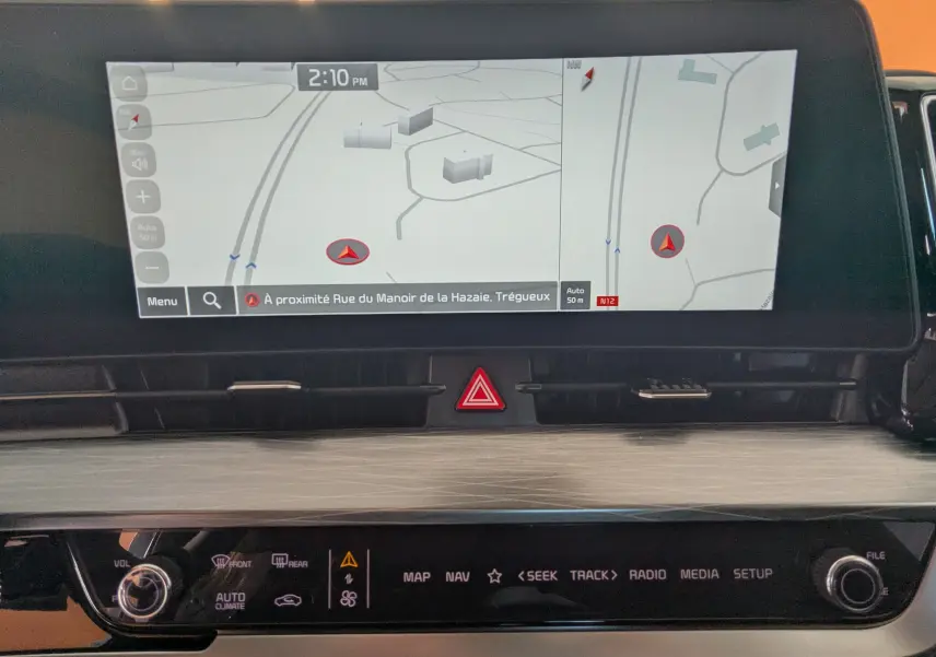 Vue rapprochée de l’écran tactile de navigation du Kia Sportage 2025, affichant une carte GPS en mode jour.