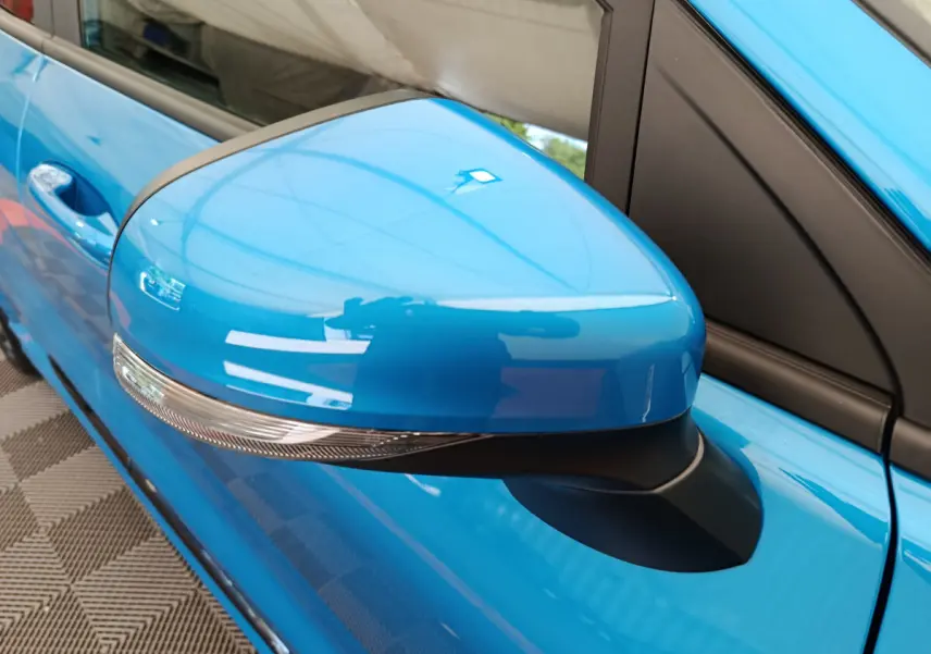 Rétroviseur droit bleu brillant du Ford Puma 2025 ST-LINE avec clignotant intégré, vue rapprochée côté droit.