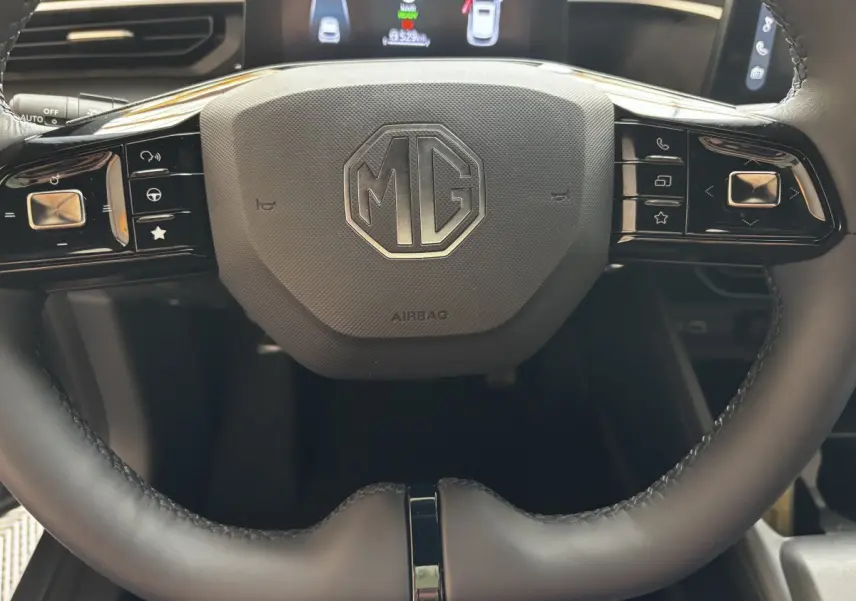Gros plan sur le volant en suède noir du MG3 1.5L 195ch Hybrid+ Luxury avec commandes multifonctions intégrées.