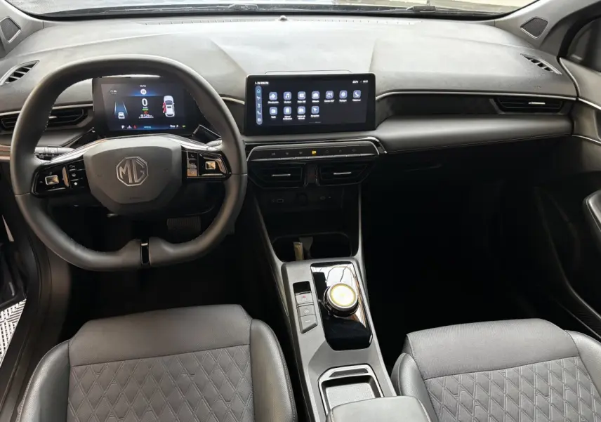Vue intérieure avant du tableau de bord et volant noir multifonctions de la MG3 1.5L Hybrid+ Luxury 2025.