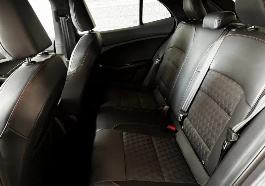 Vue intérieure côté droit des sièges arrière en cuir noir avec surpiqûres orange du MG3 1.5L Hybrid+ Luxury 2025.