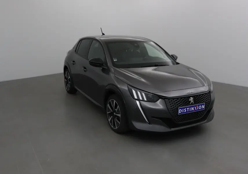 Peugeot 208 gris platinium/noir vue 3/4 avant droit dans un studio lumineux avec calandre distinctive.