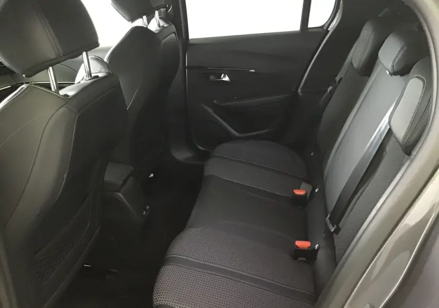 Vue intérieure côté droit des sièges arrière en tissu noir de la Peugeot 208 1.2 PureTech 100 GT S&S gris platinium/noir 2023.