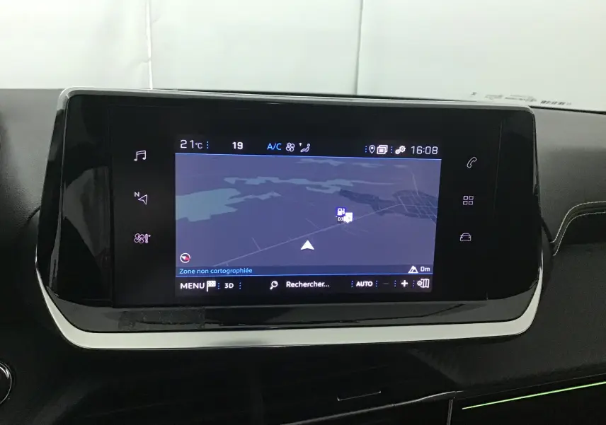 Écran tactile central du tableau de bord du Peugeot 208 1.2 PureTech 100 GT S&S affichant la navigation GPS.