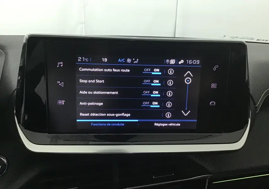 Écran tactile central du Peugeot 208 1.2 PureTech 100 GT S&S 2023 affichant les réglages d'aide à la conduite.