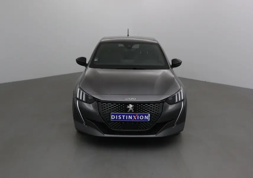 Vue frontale d'une Peugeot 208 1.2 PureTech 100 GT S&S gris platinium avec calandre noire et feux LED distinctifs.