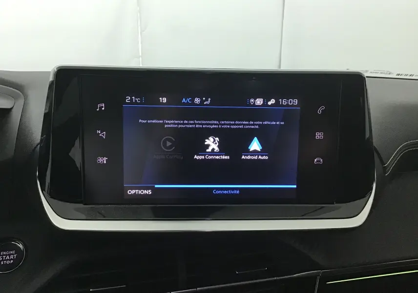 Écran tactile central de la Peugeot 208 GT 2023 montrant les options Apple CarPlay, Apps Connectées et Android Auto.