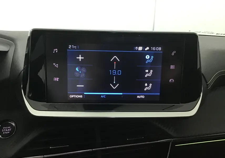 Écran tactile central du tableau de bord de la Peugeot 208 1.2 PureTech 100 GT, affichant la climatisation à 19°C.