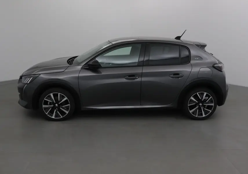 Profil côté gauche de la Peugeot 208 1.2 PureTech 100 GT S&S gris platinium avec jantes alliage noires et badges GT.