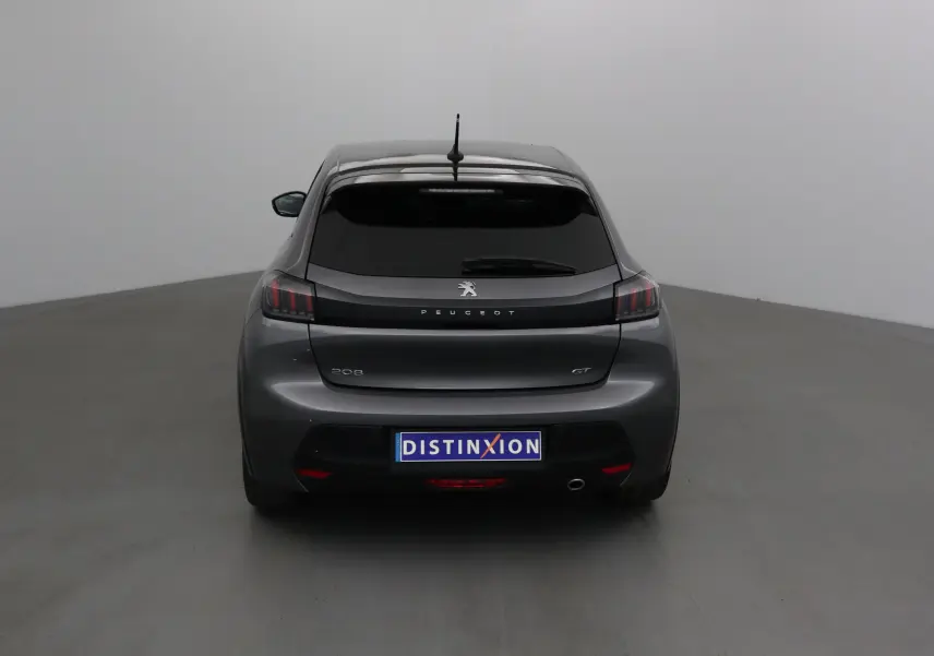 Vue arrière d'une Peugeot 208 GT 2023 en gris platinium avec lunette arrière teintée et feu stop central intégré.
