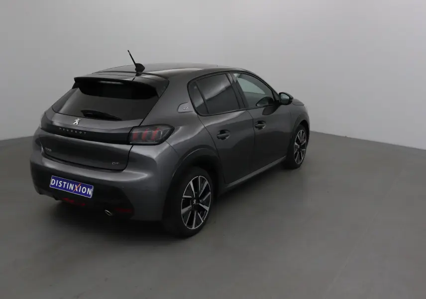 Peugeot 208 GT gris platinium/noir vue 3/4 arrière droit, jantes alliage 17 pouces et vitres teintées.